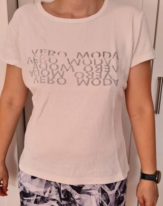 Camiseta con bordados grises de terciopelo