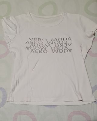 Camiseta con bordados grises de terciopelo