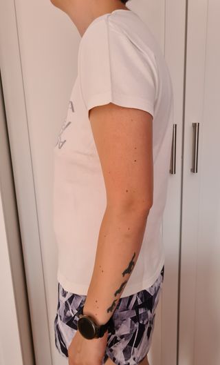 Camiseta con bordados grises de terciopelo