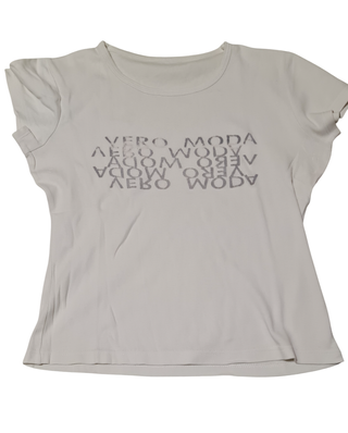 Camiseta con bordados grises de terciopelo