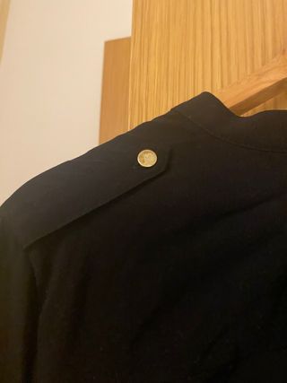 camisa basica negra con delantera abierta 