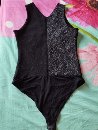 Body negro brillo escote V