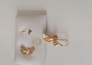 Pendientes dorados chapados en oro con forma luna