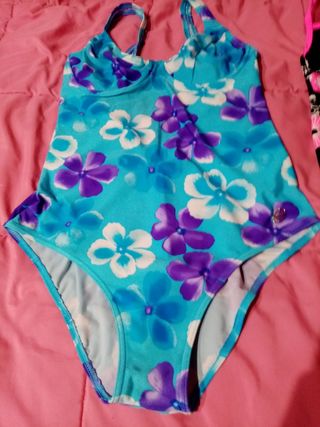 2 Bañadores en buen estado.