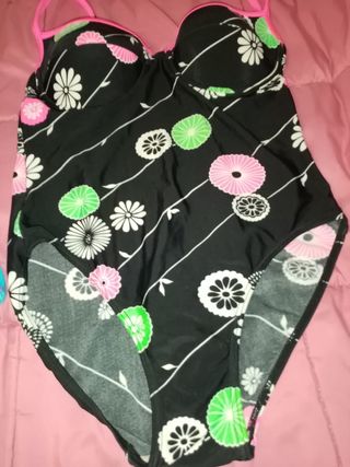 2 Bañadores en buen estado.