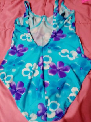 2 Bañadores en buen estado.