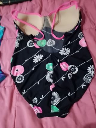 2 Bañadores en buen estado.