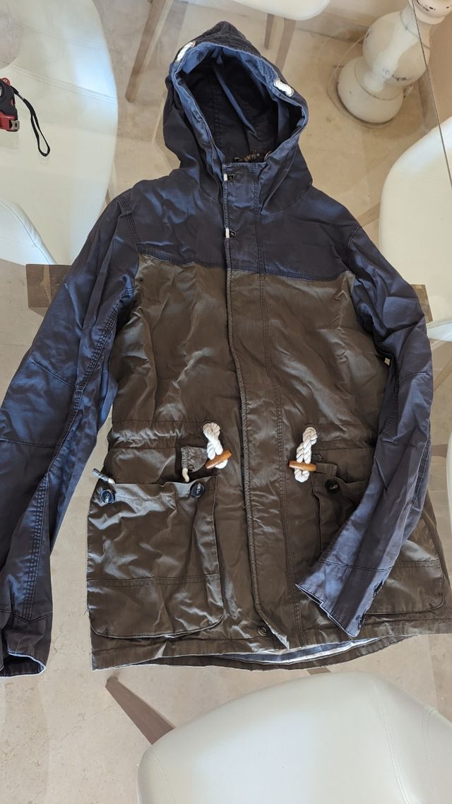 Chaqueta larga/trenca/parca pull&bear.