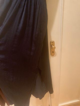 Vestido azul, con aperturas latersles