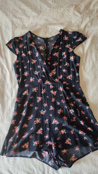 Mono negro corto flores