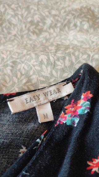 Mono negro corto flores