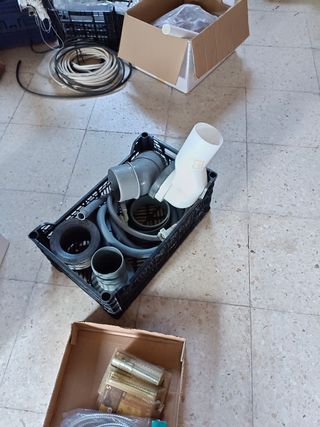 material de fontanería y herramientas