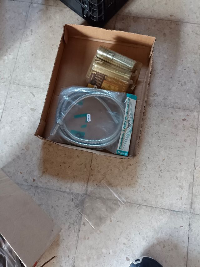 material de fontanería y herramientas