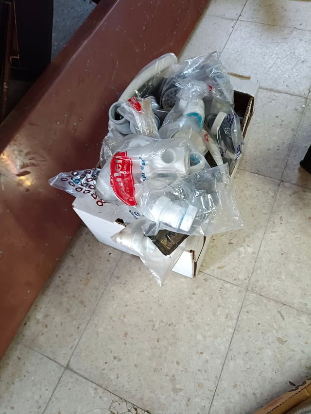 material de fontanería y herramientas