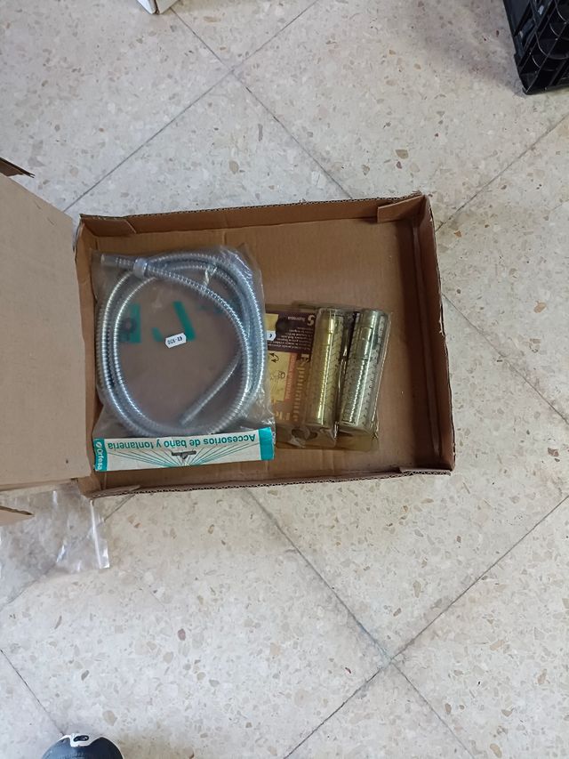 material de fontanería y herramientas