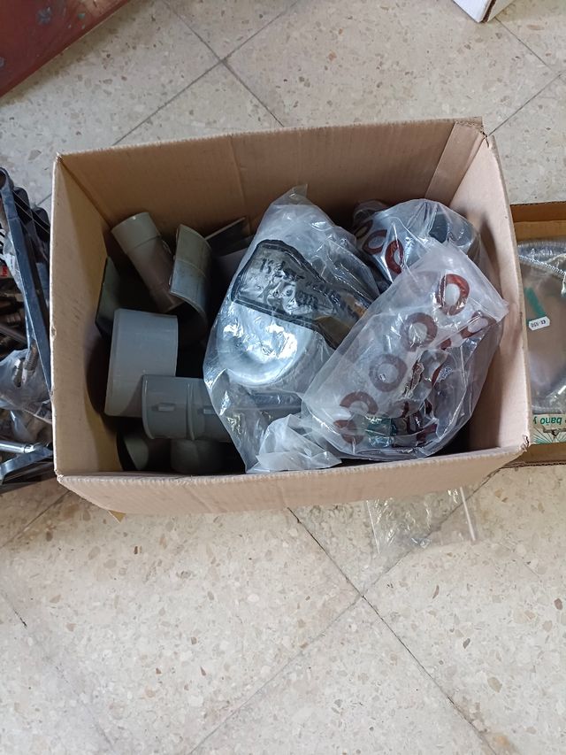 material de fontanería y herramientas