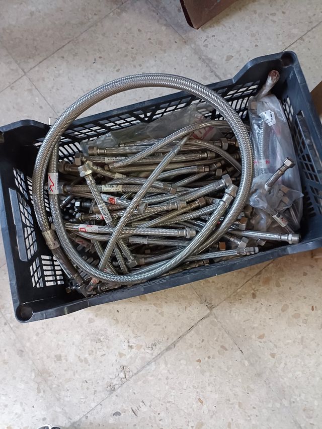 material de fontanería y herramientas