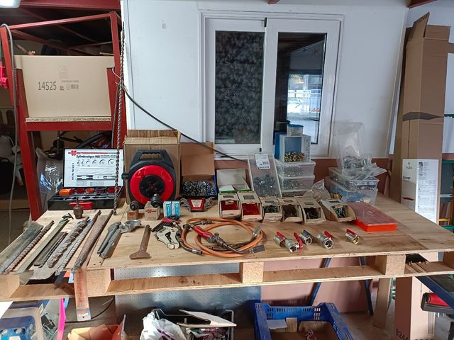 material de fontanería y herramientas