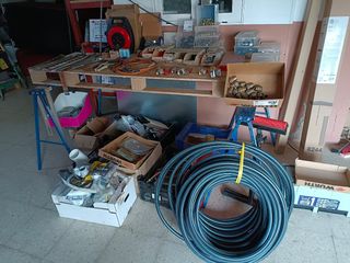 material de fontanería y herramientas