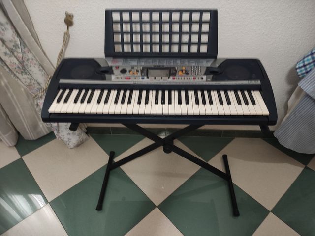 Piano con taburete