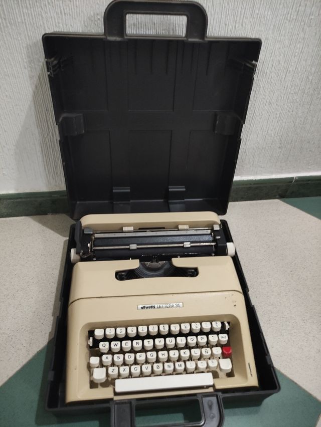 Maquina de escribir antigua