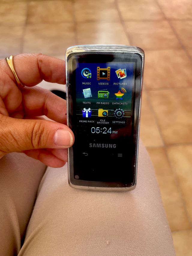 MP 3 Samsung con su cargador original