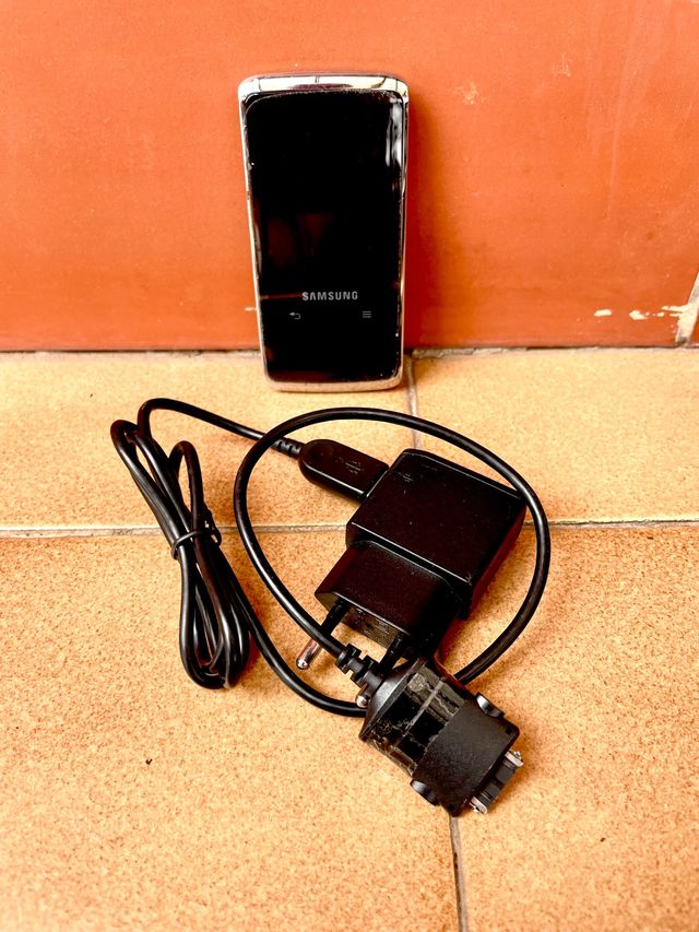 MP 3 Samsung con su cargador original