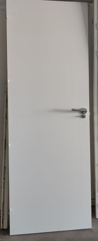 puerta antigua , abierta a un acuerdo