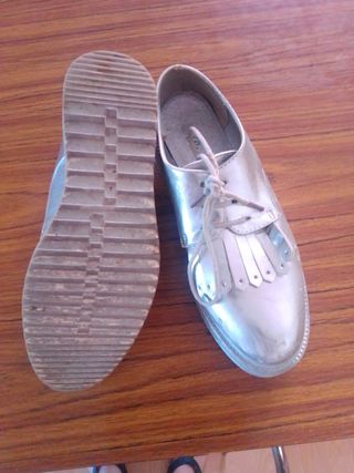 Zapatos plateados