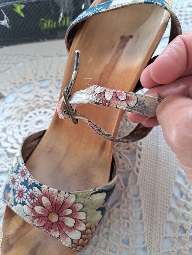 Sandalia madera estampada