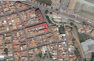 Locales comerciales, a tres calles.