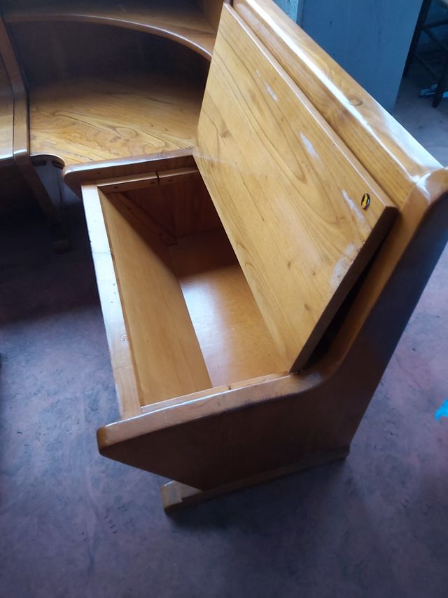 Mesa y bancos rinconera.