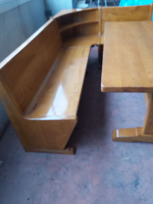Mesa y bancos rinconera.