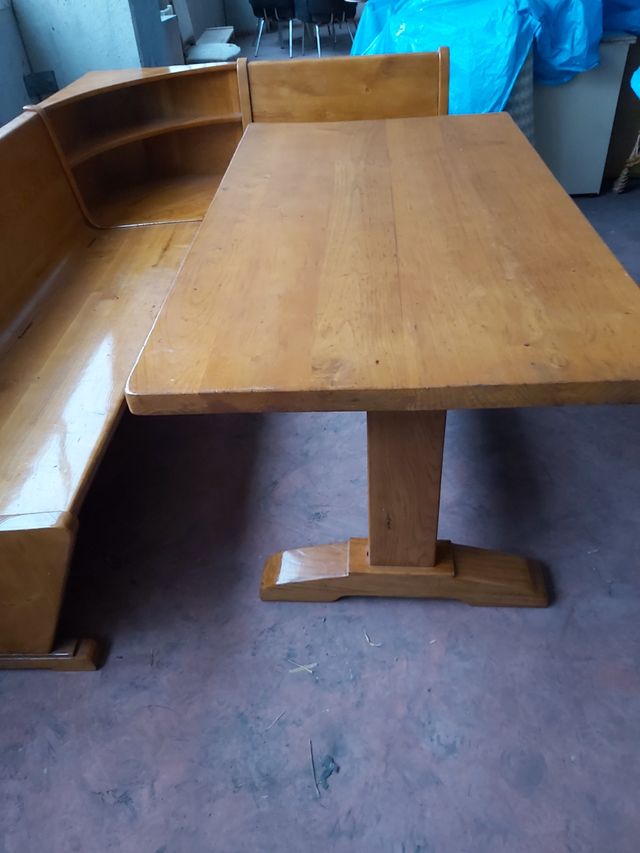 Mesa y bancos rinconera.