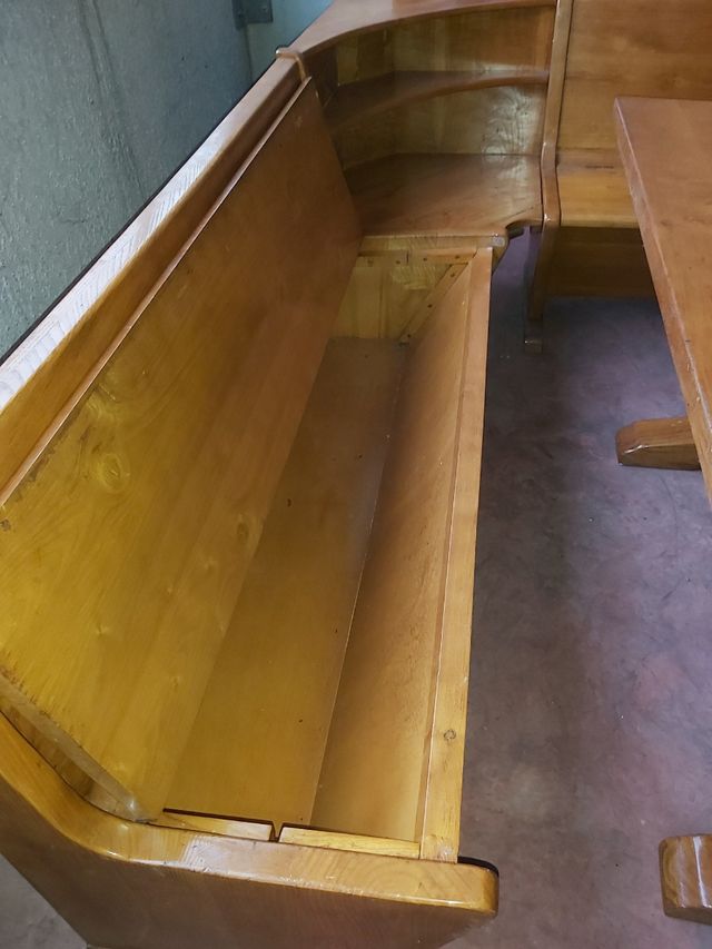 Mesa y bancos rinconera.