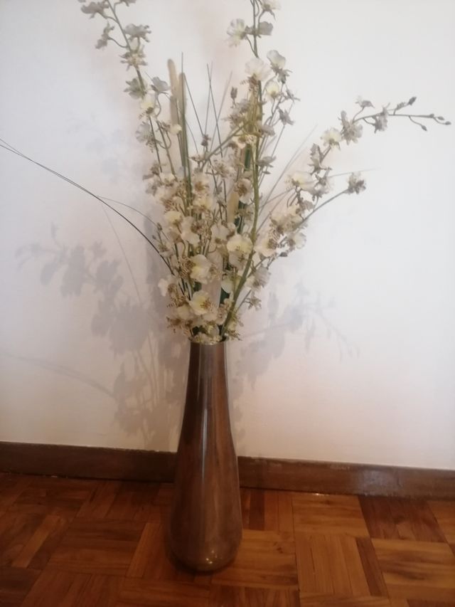 Florero de metal con flores artificiales