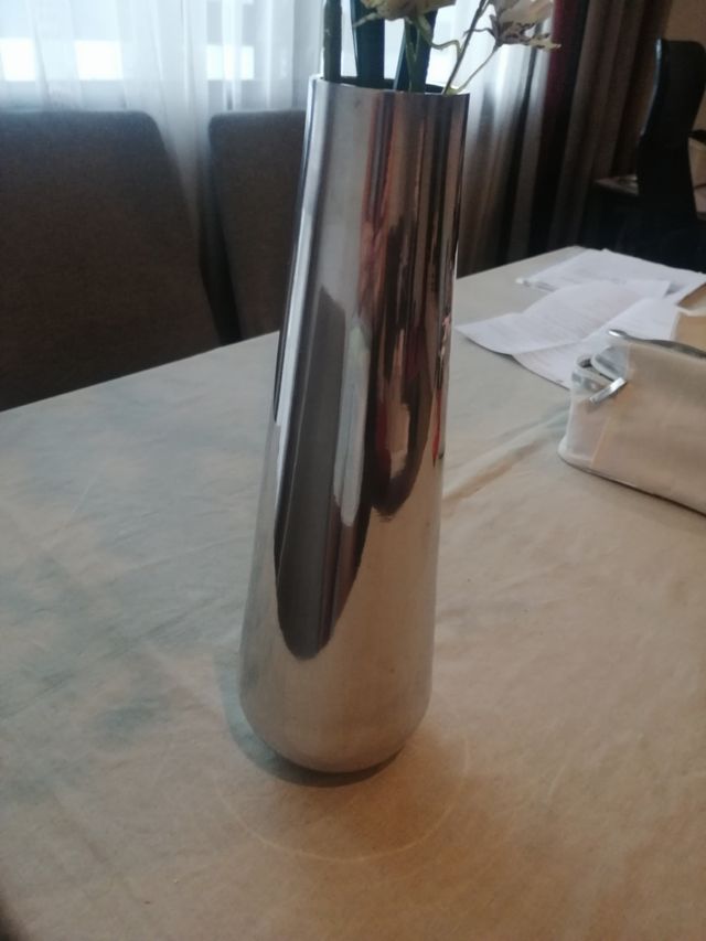 Florero de metal con flores artificiales