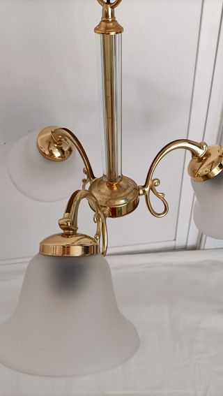 Lámpara vintage dorada de tres brazos