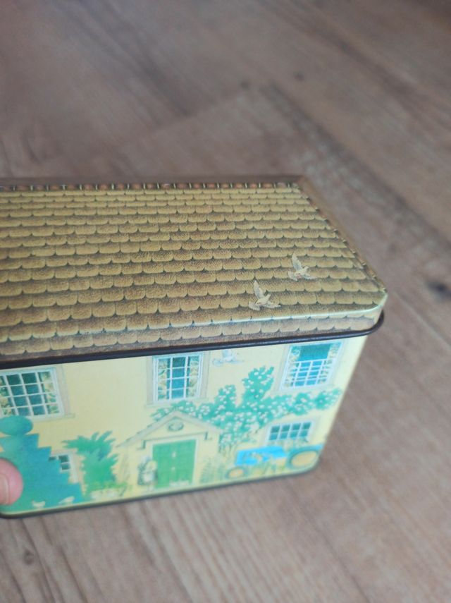 Lata en forma de casa