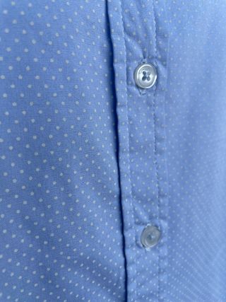 CAMISA CELESTE DE LUNARES BLANCOS