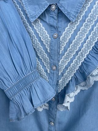 CAMISA CON DETALLE DE ENCAJE