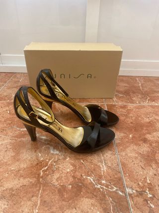 Sandalias de charol negro y detalles en dorado.41