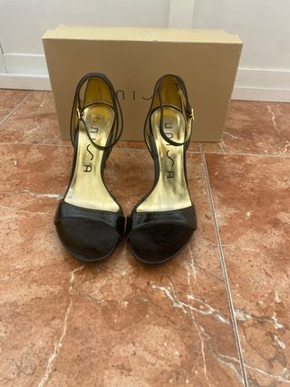 Sandalias de charol negro y detalles en dorado.41