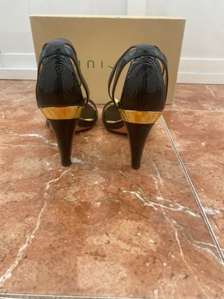 Sandalias de charol negro y detalles en dorado.41