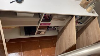 recibidor de color blanco con madera