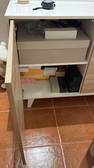 recibidor de color blanco con madera