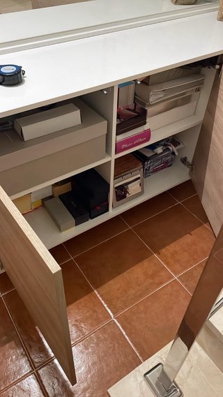 recibidor de color blanco con madera