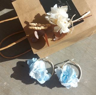 Pendientes aro con flor preservada azul
