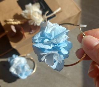Pendientes aro con flor preservada azul