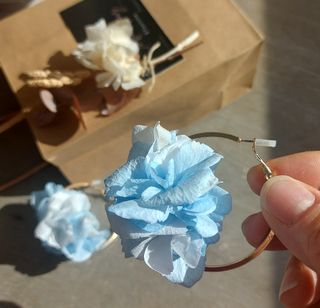Pendientes aro con flor preservada azul